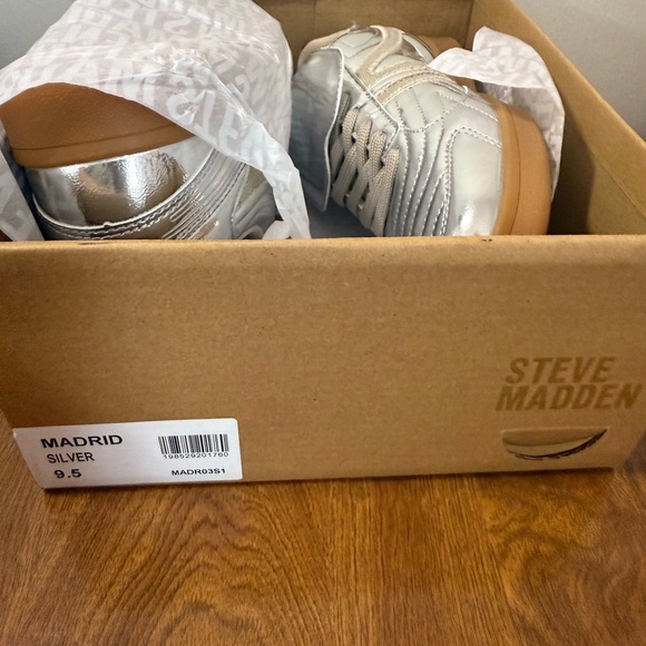Steve Madden Madrid Womens Metallic Silver Sneakers Casual Shoes, Size 9.5 US - Picture 3 of 7